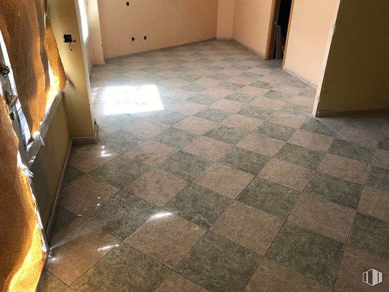 Local en alquiler y venta en Calle Sierra Gorda, Villa de Vallecas, Madrid, 28031 con marrón, madera, accesorio, suelo de baldosas, suelo, tinte para madera, piso, beige, madera y tintes y sombras alrededor