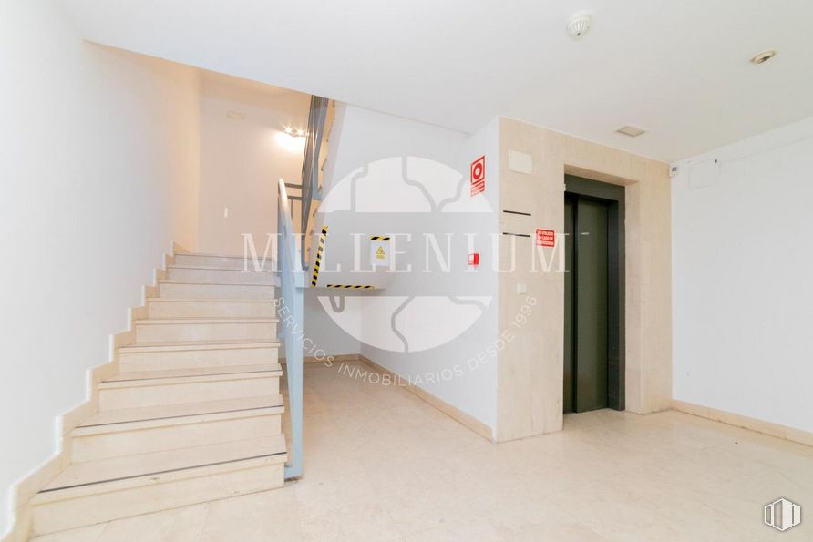 Oficina en alquiler y venta en Avenida Artesanos, 48, Tres Cantos, Madrid, 28760 con puerta, edificio, madera, interiorismo, hall, accesorio, escaleras, casa, suelos y techo alrededor