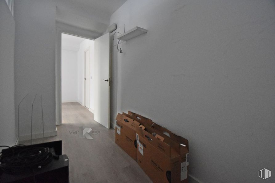 Local en alquiler y venta en Calle Perales, 1, Pinto, Madrid, 28320 con caja de envío, puerta, edificio, madera, accesorio, madera dura, suelos, tinte para madera, ebanistería y cajón alrededor