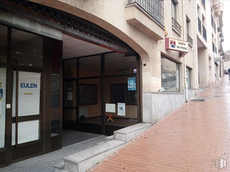 Local en venta en Paseo Santo Tomás, Ávila, 05003 con edificio, puerta, ventana, fachada, superficie de la carretera, acera, ciudad, diseño urbano, sombra y accesorio alrededor