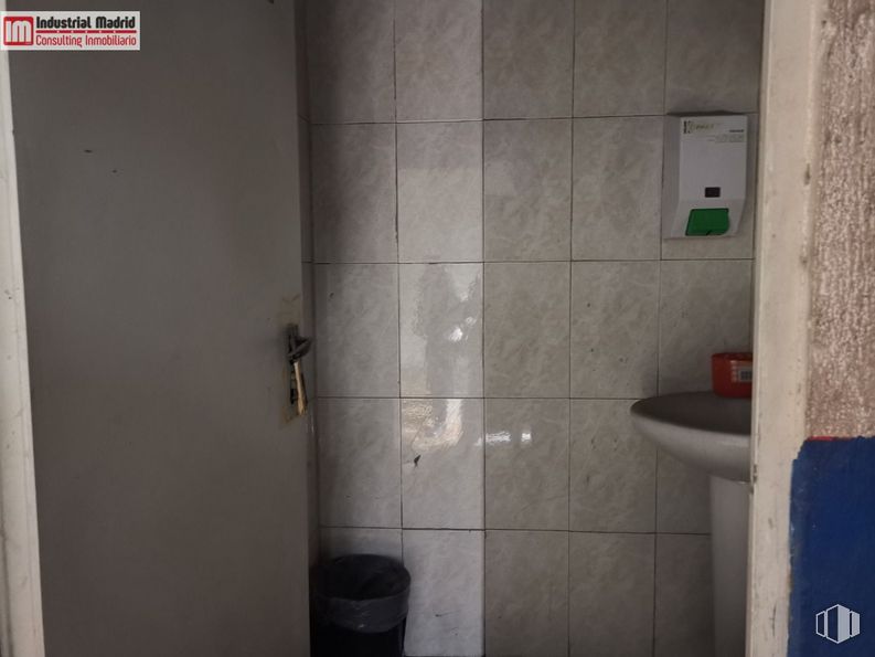 Industrial for sale at Calle Segura, 11, Mejorada del Campo, Madrid, 28840 with sink, door, building, plumbing fixture, fixture, tap, wood, bathroom, house and flooring around