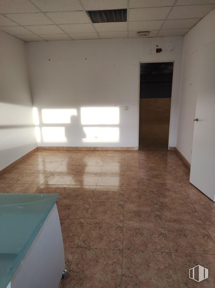 Nave en alquiler en Calle Tajo, 4, Camarma de Esteruelas, Madrid, 28816 con suelos, suelo, suelo de baldosas, techo, azulejo, tinte para madera, hall, material de construcción, contrachapado y iluminación natural alrededor