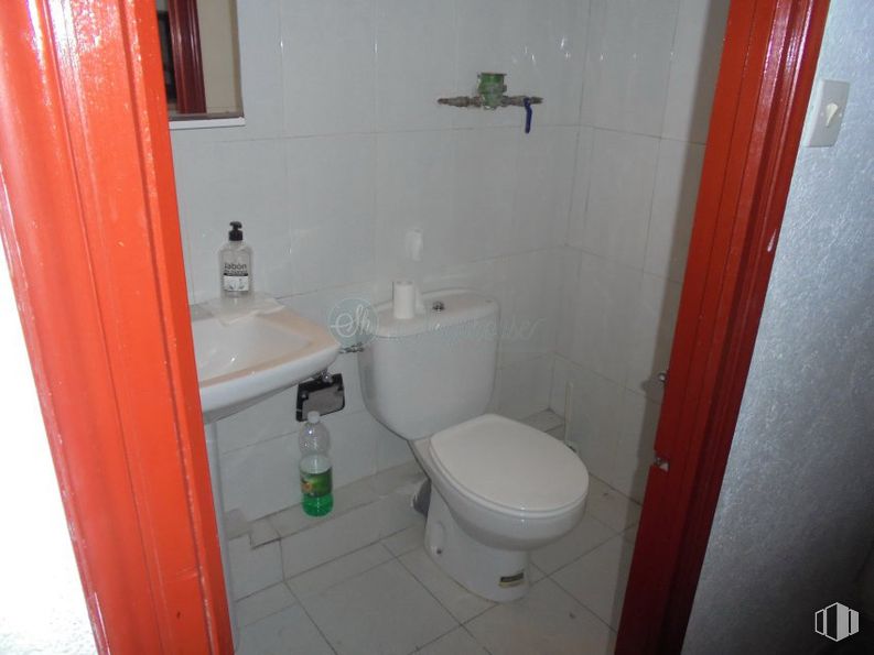 Retail for sale & for rent at José Zorrilla - Cristo Del Mercado, Segovia, 40005 with toilet, sink, bottle, plumbing fixture, toilet seat, bathroom, purple, tap, bathroom sink and building around