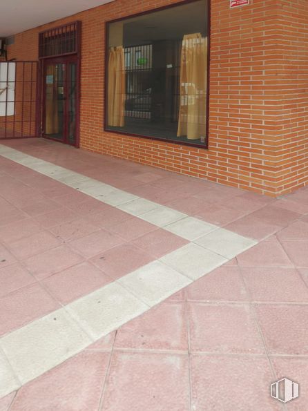 Local en venta en Calle Arijales, Parla, Madrid, 28980 con ventana, superficie de la carretera, ladrillo, suelo de baldosas, albañilería, madera, suelos, puerta, suelo y material de construcción alrededor