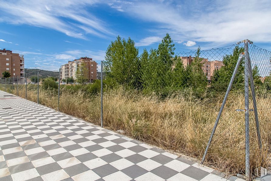 Suelo en venta en Calle María Luisa Menéndez Calleja, Cuenca, 16003 con edificio, nube, cielo, día, planta, azul, superficie de la carretera, terreno, diseño urbano y hierba alrededor