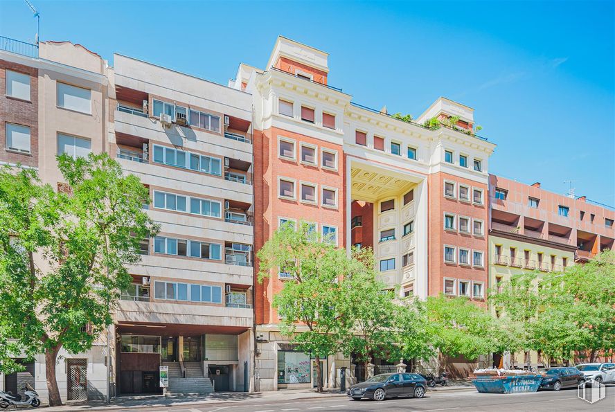 Local en alquiler y venta en Calle Santa Engracia, Chamberí, Madrid, 28010 con edificio, cielo, rueda, neumático, propiedad, ventana, bloque de pisos, árbol, arquitectura y condominio alrededor