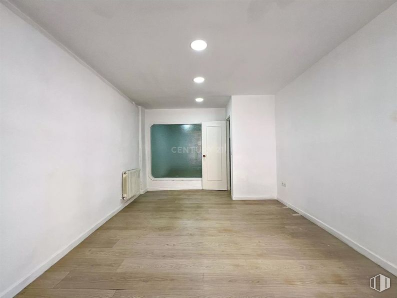 Local en venta en Calle Olivo, Moncloa - Aravaca, Madrid, 28023 con puerta, edificio, accesorio, hall, madera, casa, pintura, suelos, suelo y tinte para madera alrededor