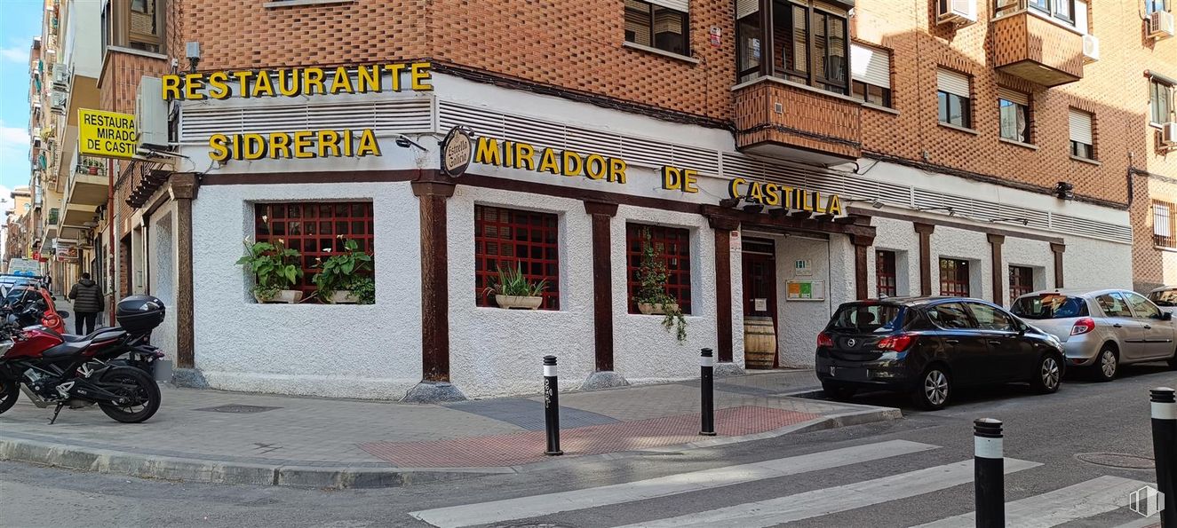 Retail for rent at Calle Castilla, 15, Tetuán, Madrid, 28039 with car, motorcycle, wheel, tire, property, window, vehicle, infrastructure, building and neighbourhood around