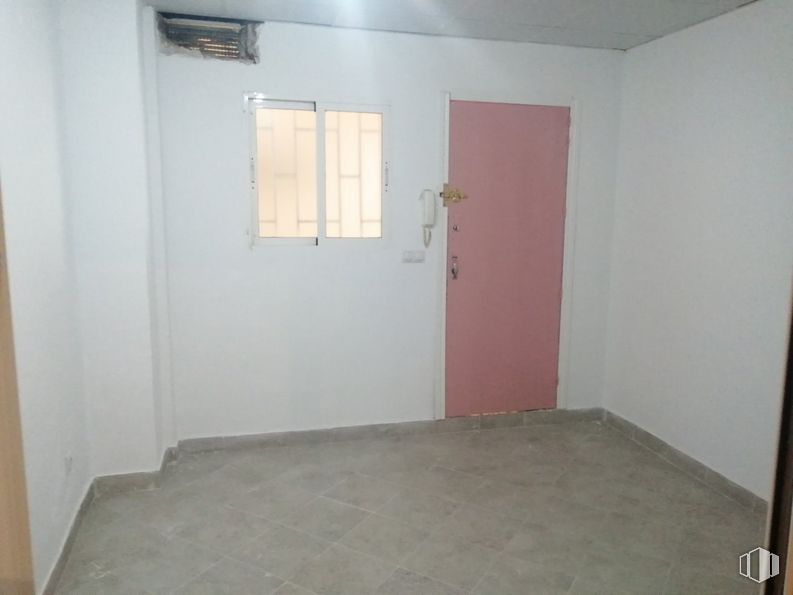 Local en alquiler y venta en Avenida de la Constitución, Móstoles, Madrid, 28931 con ventana, puerta, edificio, accesorio, pintura, madera, casa, suelo, tinte para madera y madera alrededor