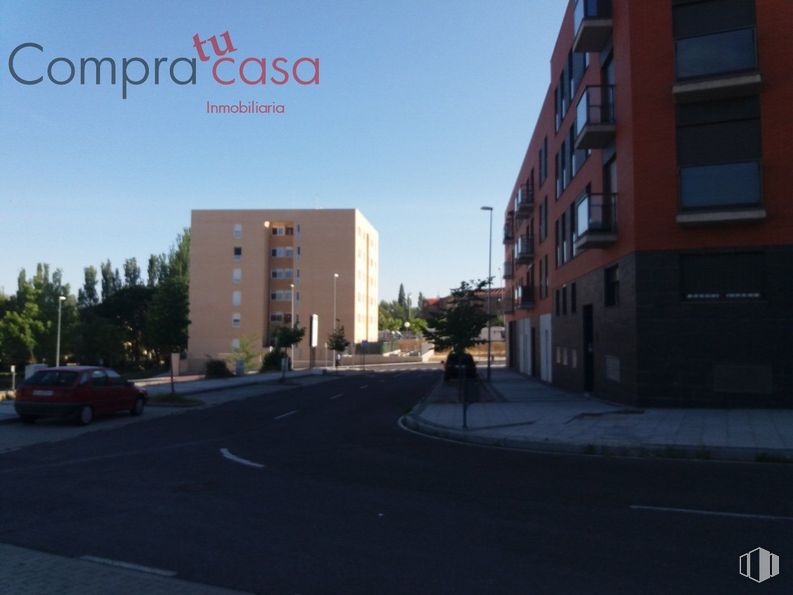 Land for sale at Plaza de Toros, Segovia, 40005 with car, building, window, sky, road surface, asphalt, street light, urban design, tree and residential area around