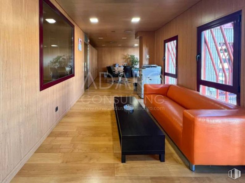 Nave en alquiler en Zona industrial Leganés, Leganés, Madrid, 28914 con mesa de centro, ventana, sofá, mueble, confort, madera, interiorismo, sofá estudio, suelo y suelos alrededor