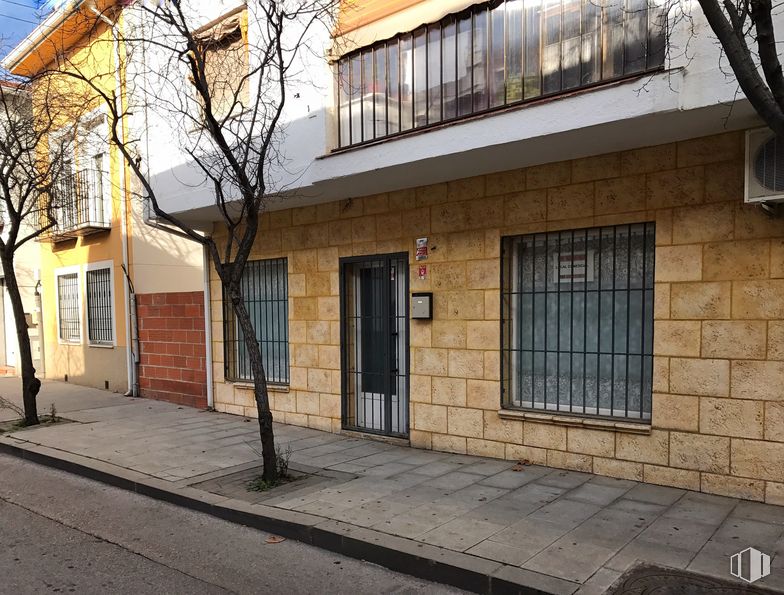 Retail for rent at Calle Valdemoro, 8, San Martín de la Vega, Madrid, 28330 with window, door, building, tree, road surface, wood, brickwork, asphalt, urban design and brick around