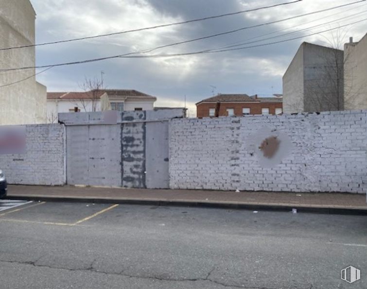 Land for sale at Calle Arroyada, Sonseca, Toledo, 45100 with car, cloud, sky, building, road surface, asphalt, land lot, residential area, neighbourhood and wood around