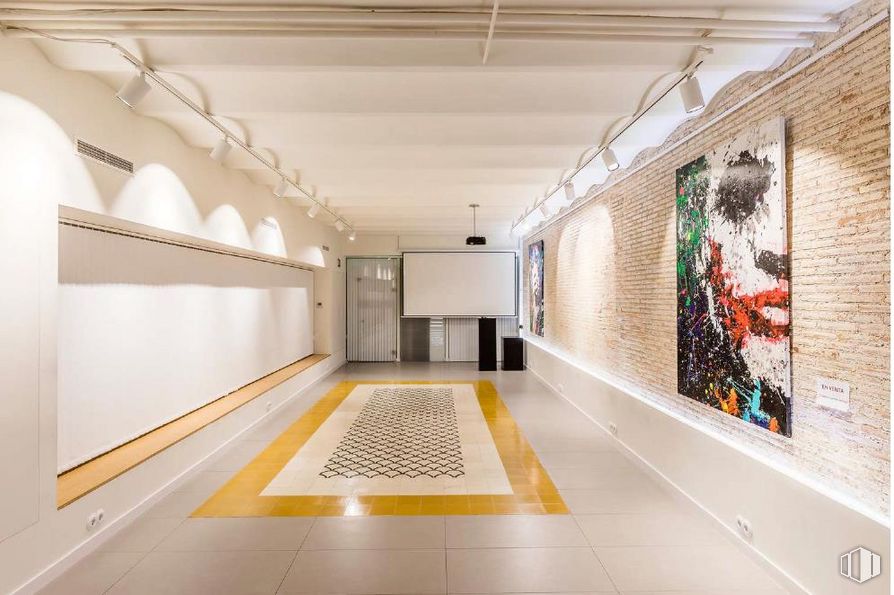 Retail for rent at Calle Marqués Cubas, Centro, Madrid, 28014 with painting, picture frame, building, interior design, flooring, art, floor, fixture, hall and ceiling around