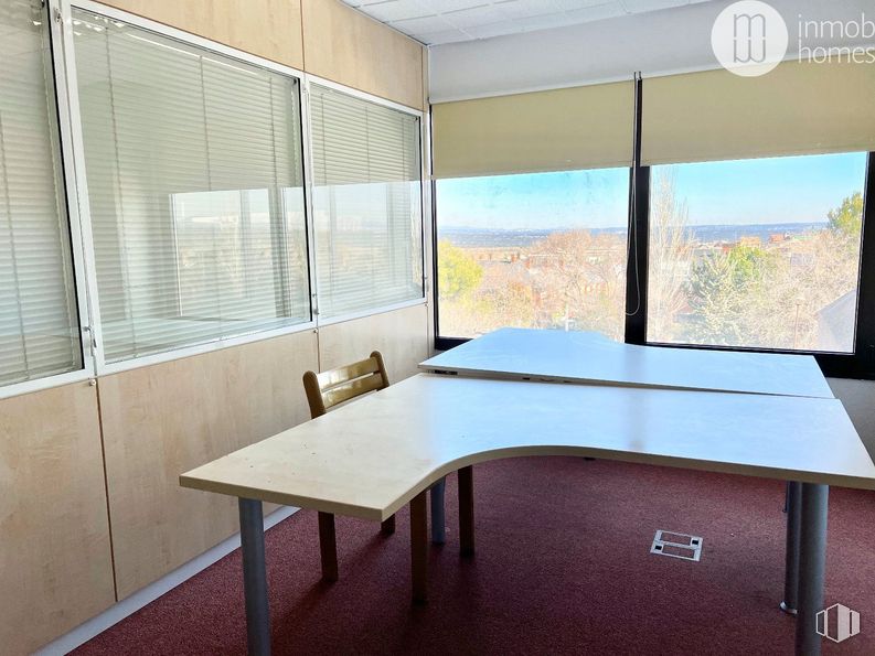 Oficina en alquiler en Carretera A Coruña Km 18,20, Las Rozas de Madrid, Madrid, 28230 con mesa, silla, mueble, ventana, edificio, madera, sombra, planta, diseño de interiores y persiana de la ventana alrededor