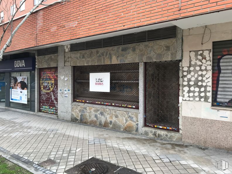 Local en venta en Calle Valdebernardo, 26, Moratalaz, Madrid, 28030 con edificio, ventana, albañilería, superficie de carretera, ladrillo, puerta, acera, fachada, gas y ciudad alrededor