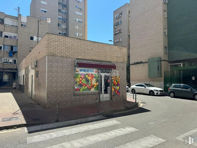 Local en alquiler en Calle Orquídea, Alcalá de Henares, Madrid, 28803 con edificio, cielo, rueda, ventana, coche, vehículo, superficie de la carretera, asfalto, diseño urbano y neumático alrededor