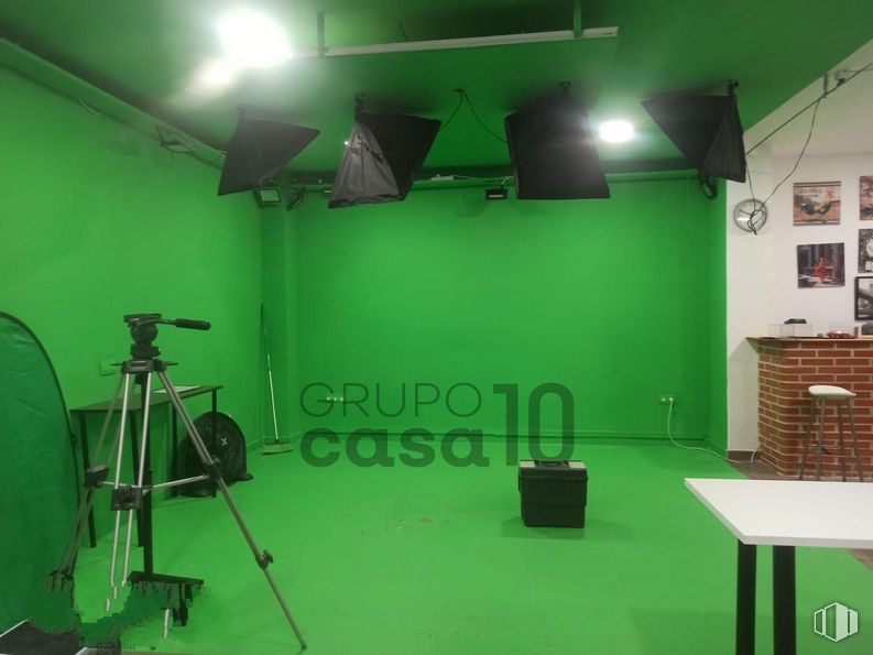 Retail for sale at Calle Cataluña, Getafe, Madrid, 28903 with tripod, table, tire, cabinetry, furniture, green, film studio, interior design, flooring and video camera light around