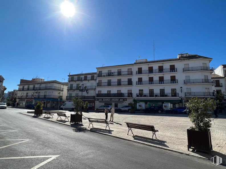 Local en alquiler en Plaza Constitución, 3, Arganda del Rey, Madrid, 28500 con mesa de trabajo, edificio, planta de interior, maceta, cielo, ventana, luz, banco de exterior, planta y infraestructura alrededor