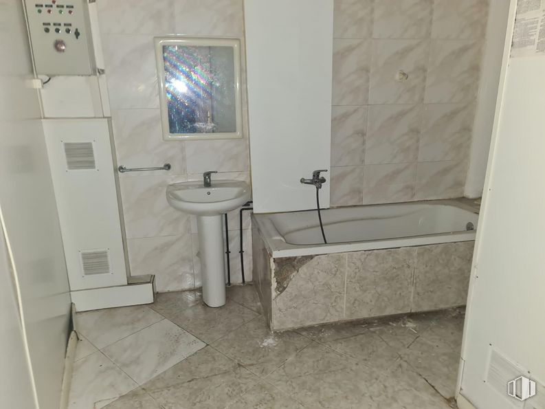 Local en venta en Calle San Antón, Parla, Madrid, 28980 con fregadero, marco, espejo, accesorios de fontanería, edificio, grifo, propiedad, lavabo, cuarto de baño y bañera alrededor