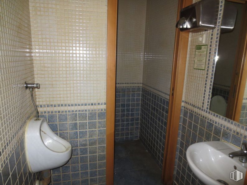 Retail for sale at Calle Puentelarra, Villa de Vallecas, Madrid, 28031 with sink, plumbing fixture, bathroom, fixture, mirror, interior design, floor, toilet, flooring and plumbing around