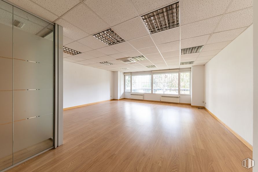 Oficina en venta en Calle Maestro Ángel Llorca, Chamberí, Madrid, 28003 con ventana, armario, edificio, accesorio, pasillo, madera, arquitectura, pavimentos, propiedad material y techo alrededor