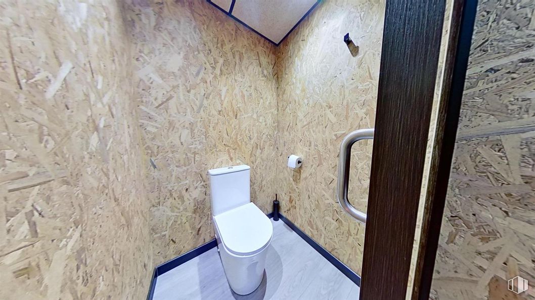 Retail for sale at Calle Martínez de la Riva, Puente de Vallecas, Madrid, 28018 with toilet, wood, toilet seat, flooring, floor, plumbing fixture, bathroom, plumbing, tile flooring and tile around