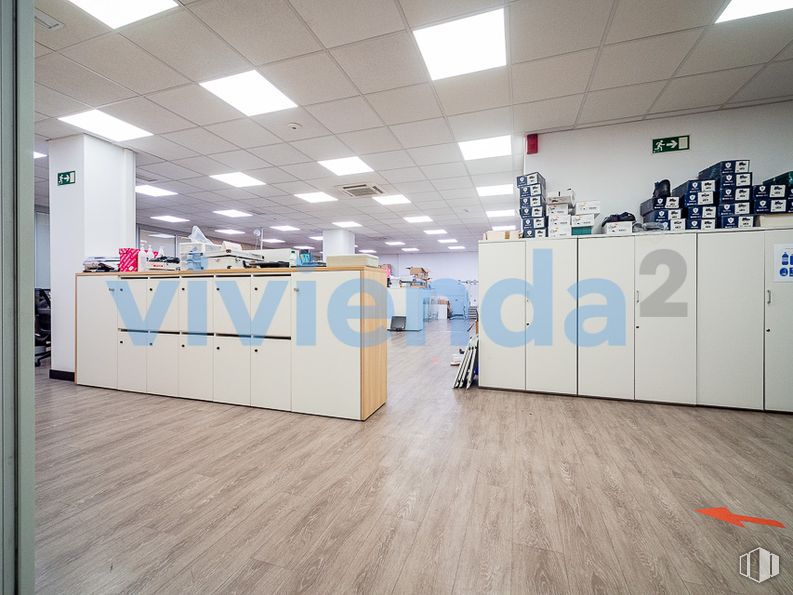 Nave en alquiler en Zona Valdefuentes, Hortaleza, Madrid, 28033 con ebanistería, lámpara, edificio, interiorismo, suelos, suelo, techo, accesorio, vidrio y espacio alrededor