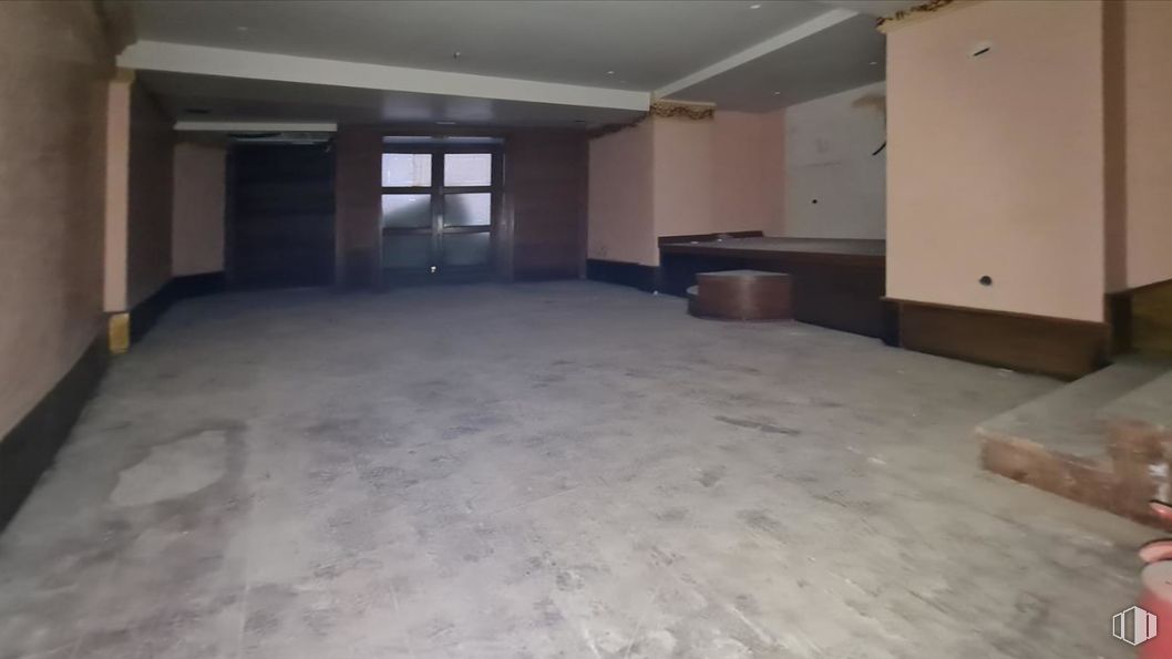 Retail for sale at Calle Chapinería, Toledo, 45001 with fixture, wood, flooring, floor, building, hall, hardwood, composite material, shade and building material around