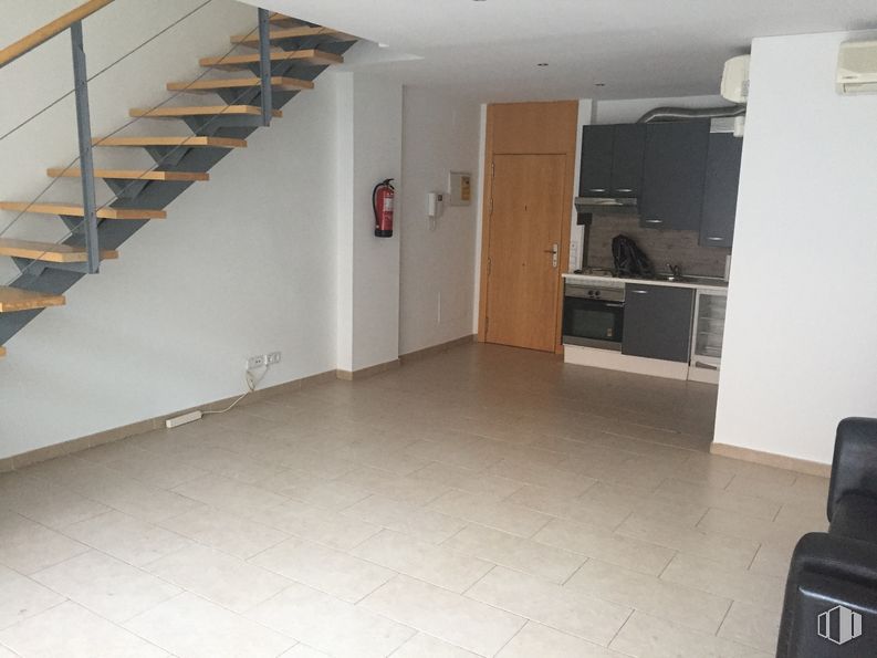 Oficina en alquiler en Calle Pedrezuela, 4, Alcorcón, Madrid, 28925 con mueble, madera, accesorio, pasillo, suelo, piso, silla, edificio, madera y sala de estar alrededor