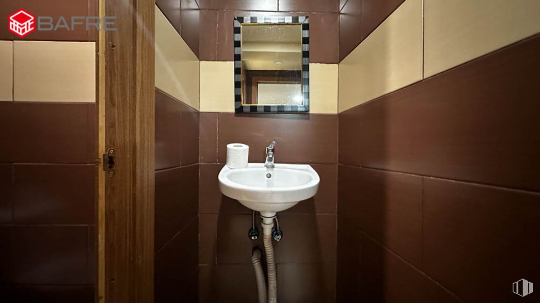 Local en venta en Calle Carrascales, Usera, Madrid, 28026 con fregadero, espejo, marrón, grifo, accesorios de fontanería, lavabo, cuarto de baño, madera, fluido y interiorismo alrededor