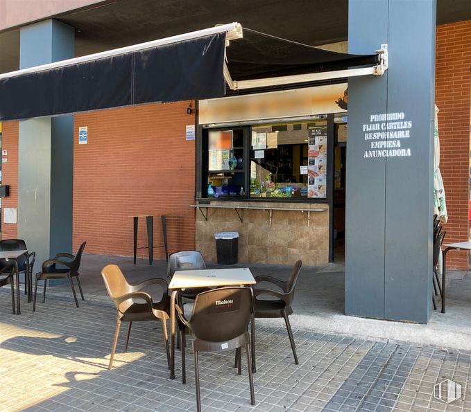 Local en venta en Calle Pablo Picasso, Alcorcón, Madrid, 28922 con silla, mesa, mesa de cocina y comedor, mueble, restaurante, sombra, toldo, cafetería, cliente y restaurante de comida rápida alrededor