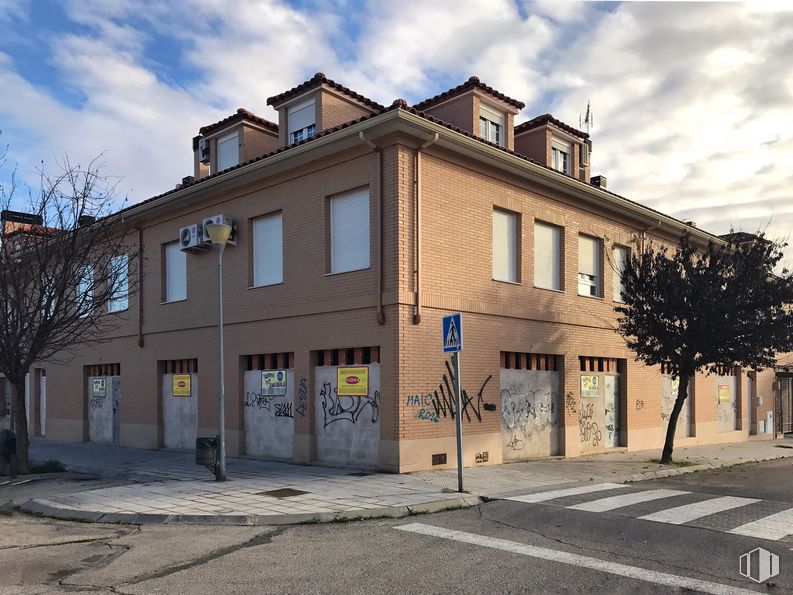 Local en alquiler en Paseo Descubrimiento, San Martín de la Vega, Madrid, 28330 con edificio, nube, cielo, ventana, árbol, diseño urbano, puerta, superficie de carretera, barrio y área residencial alrededor