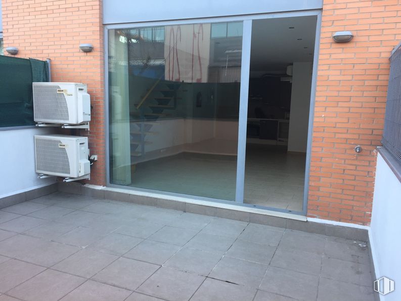 Oficina en alquiler en Calle Pedrezuela, 4, Alcorcón, Madrid, 28925 con puerta, electrodoméstico, edificio, accesorio, madera, ventana, diseño de interiores, exterior automotriz, piso y sombra alrededor