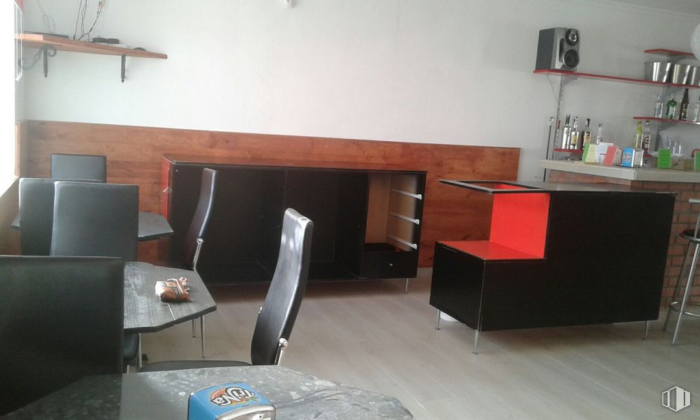 Retail for rent at Avenida Martín Descalzo, 33, Madridejos, Toledo, 45710 with furniture, property, wood, interior design, chair, shelving, floor, flooring, wall and living room around