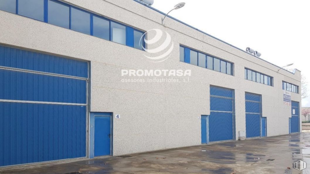 Industrial for rent at Zona Rivas Futura, Rivas-Vaciamadrid, Madrid, 28529 with window, door, sky, fixture, facade, commercial building, building, composite material, asphalt and electric blue around