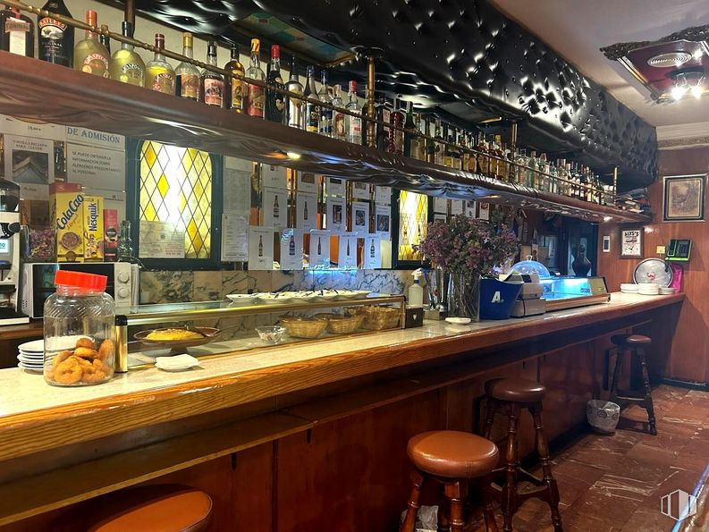 Local en venta en Calle Iriarte, Salamanca, Madrid, 28028 con taburete, comida, encimera, establecimiento de bebidas, mueble, barware, estante, interiorismo, estantería y botella alrededor