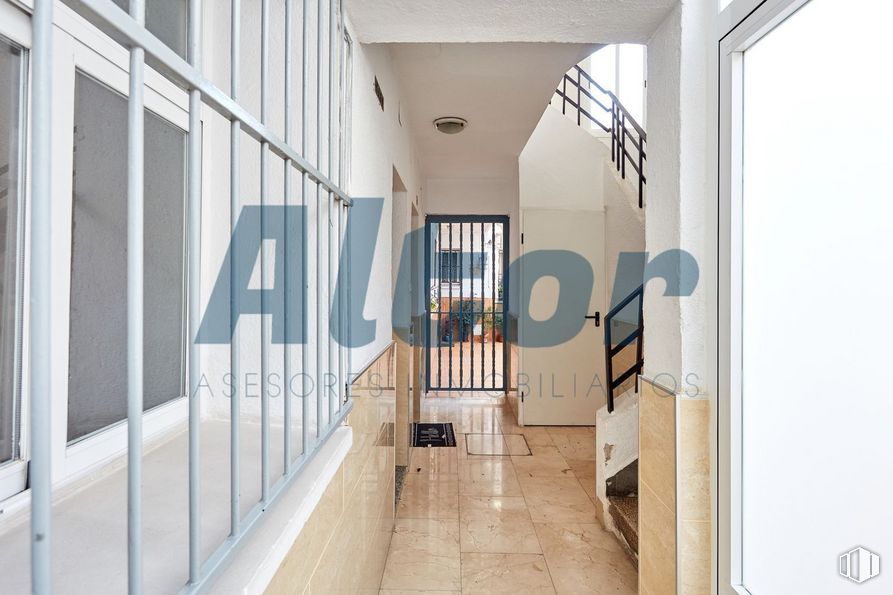 Local en venta en Calle Alberto Palacios, Villaverde, Madrid, 28021 con propiedad, accesorio, madera, diseño de interiores, arquitectura, pasillo, piso, suelo, fachada y vidrio alrededor