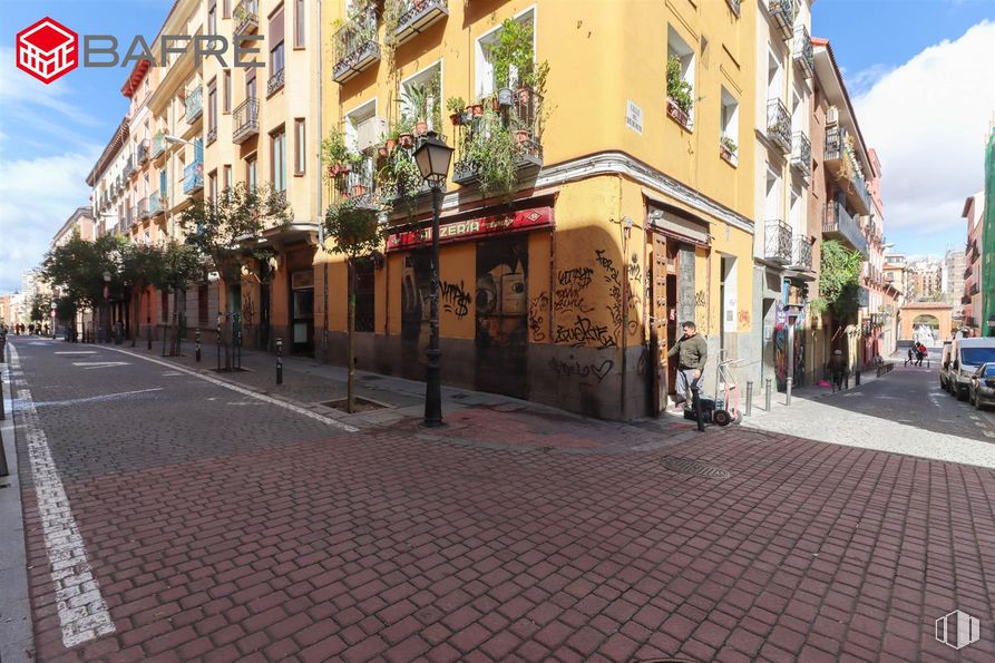 Retail for rent at Calle San Vicente Ferrer, Centro, Madrid, 28004 with building, sky, window, cloud, infrastructure, road surface, plant, urban design, flowerpot and travel around