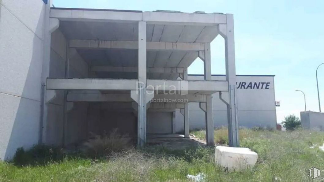 Industrial for sale at Polígono industrial El Viso de San Juan, El Viso de San Juan, Toledo, 45215 with building, plant, sky, land lot, grass, facade, composite material, landscape, shade and urban design around