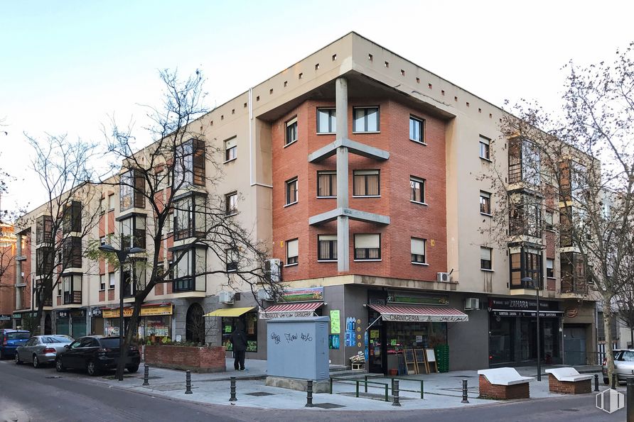 Local en alquiler y venta en Calle Canaleja, 1, Alcorcón, Madrid, 28921 con coche, edificio, cielo, ventana, rueda, infraestructura, árbol, diseño urbano, condominio y barrio alrededor