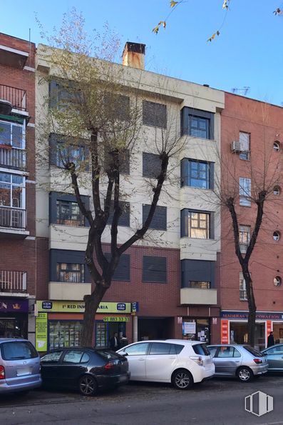 Local en alquiler en Paseo Curas, 8, Alcalá de Henares, Madrid, 28801 con coche, edificio, ventana, neumático, cielo, rueda, vehículo terrestre, día, propiedad y vehículo alrededor