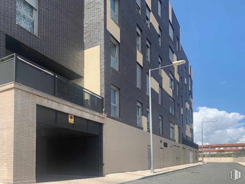 Retail for sale at Calle Banderas de Castilla, 11, Ávila, 05001 with building, window, sky, tower block, urban design, condominium, house, residential area, real estate and commercial building around