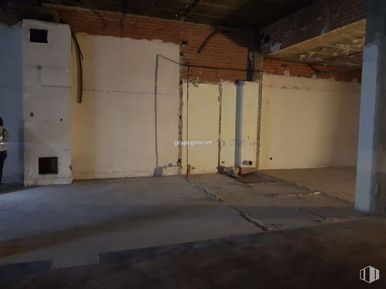 Retail for sale & for rent at Paseo Ezequiel González, Segovia, 40002 with building, wood, floor, flooring, house, composite material, building material, ceiling, gas and concrete around