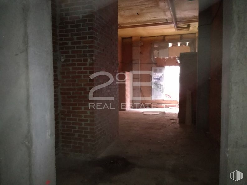 Retail for sale at Plaza Tres de Abril, 4, Azuqueca de Henares, Guadalajara, 19200 with brown, wood, floor, flooring, brick, brickwork, gas, tints and shades, building and concrete around