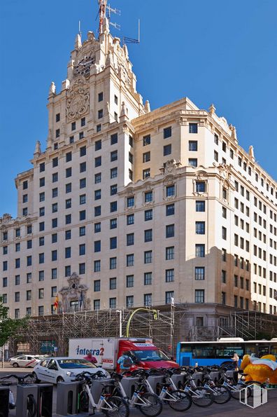 Office for sale & for rent at Calle Fuencarral, Centro, Madrid, 28004 with building, sky, wheel, tire, daytime, vehicle, motor vehicle, mode of transport, window and urban design around