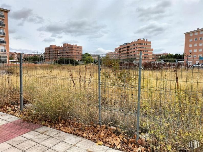 Suelo en venta en Calle Igualdad, Ávila, 05003 con edificio, nube, cielo, planta, ventana, valla, árbol, alambrada, zona residencial y superficie de la carretera alrededor