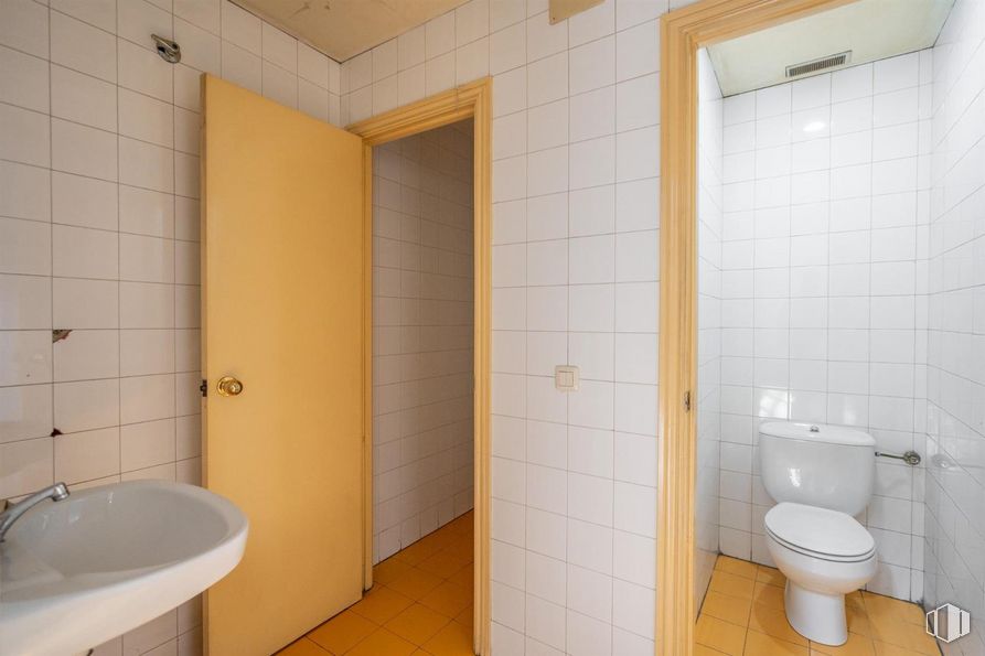 Industrial for sale at San Cristóbal, Villaverde, Madrid, 28021 with toilet, sink, door, property, plumbing fixture, bathroom, fixture, building, architecture and interior design around