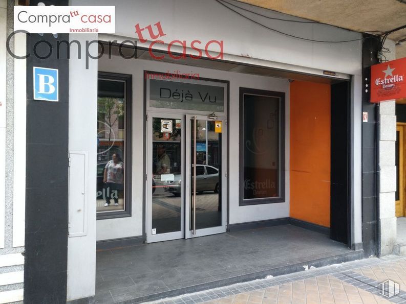 Retail for rent at Paseo Conde de Sepulveda, Segovia, 40002 with door, fixture, architecture, facade, font, retail, home door and composite material around