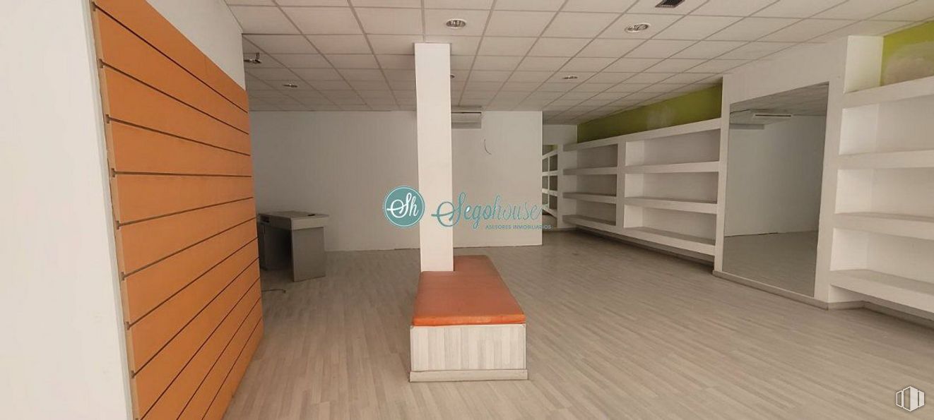 Retail for rent at Calle Independencia, Segovia, 40005 with bookcase, building, wood, interior design, flooring, floor, fixture, line, wall and material property around